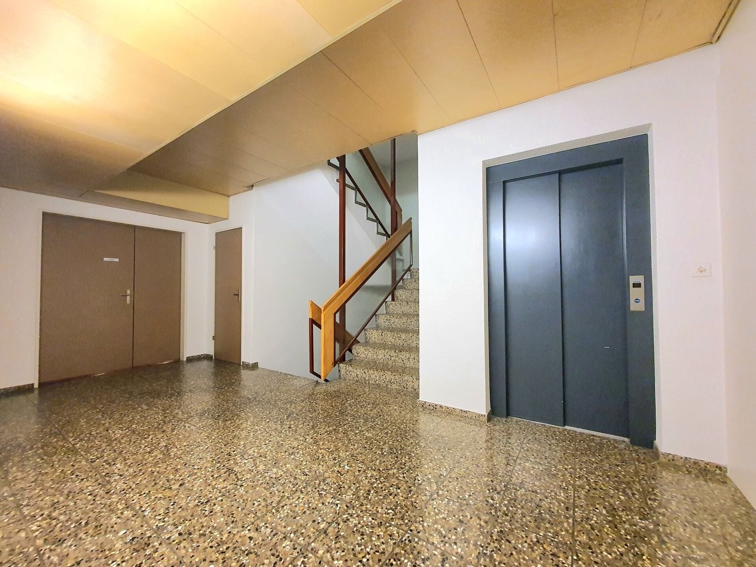 141m² shop