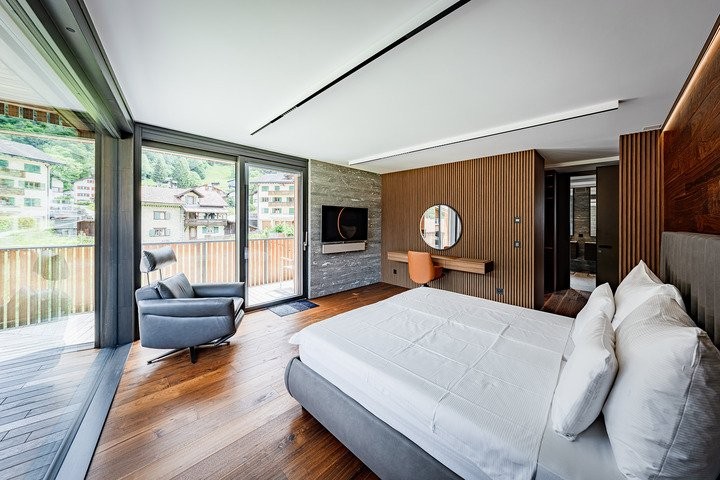 12 rooms single house
