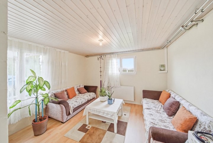 8 ½ rooms single house