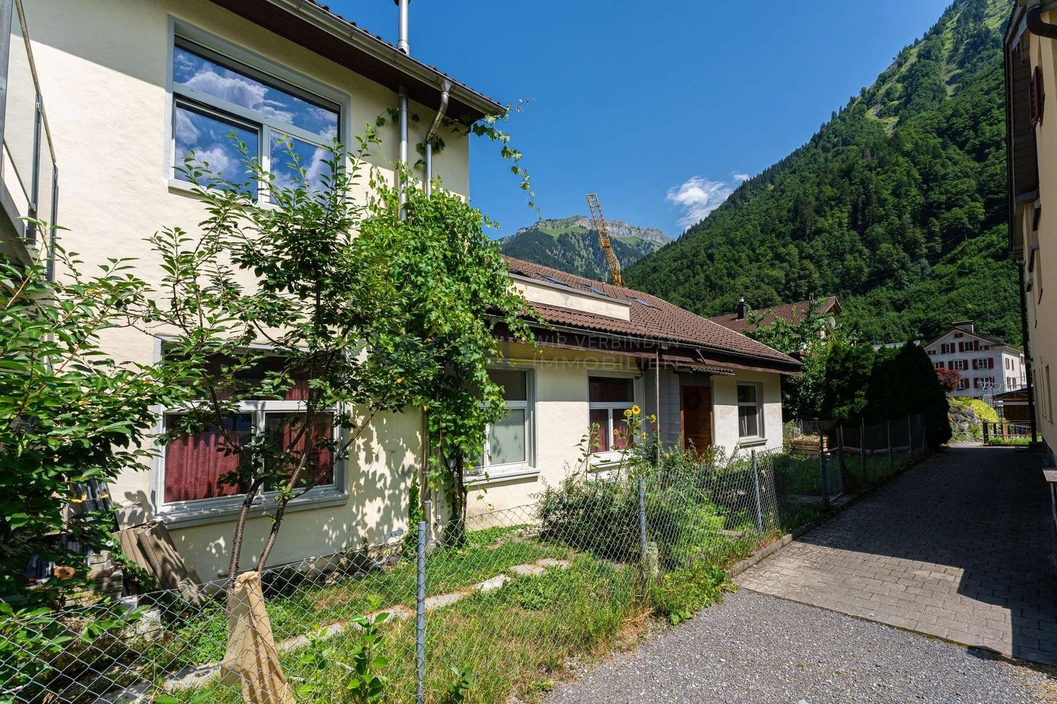 16 ½ rooms multi family house, Foto 1 von 10