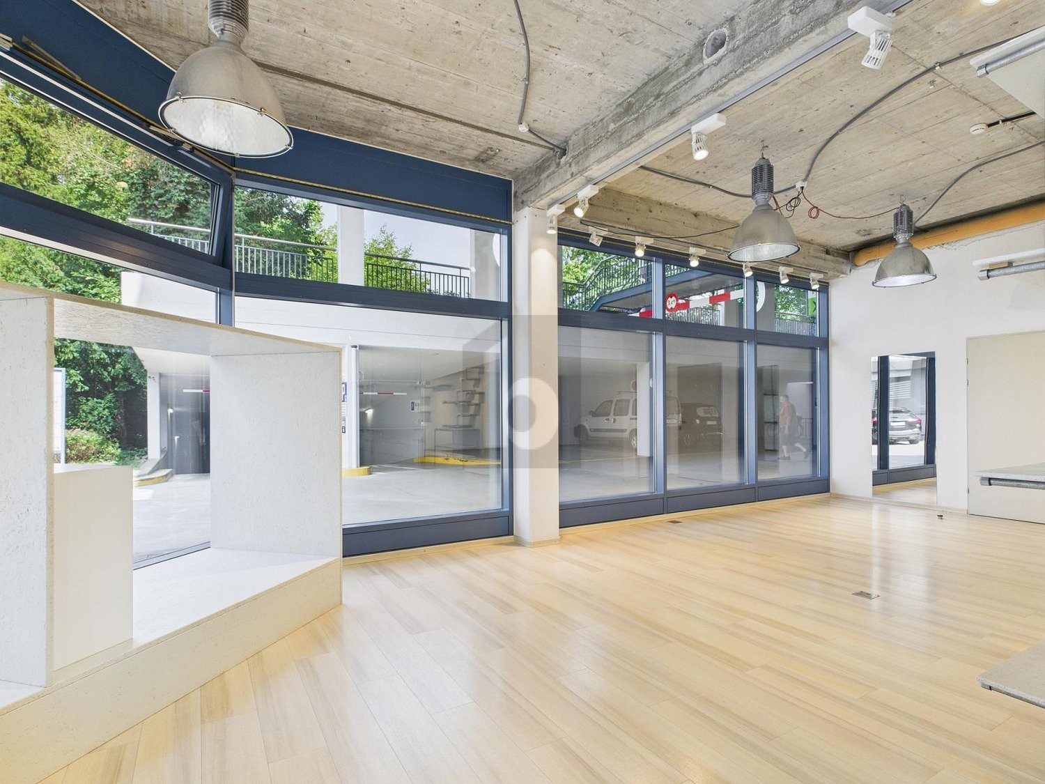 320m² shop