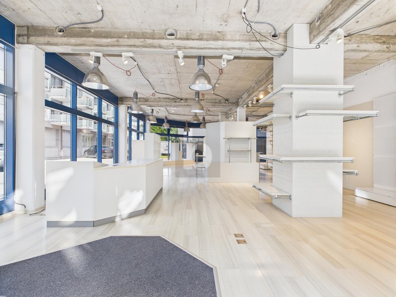 320m² shop