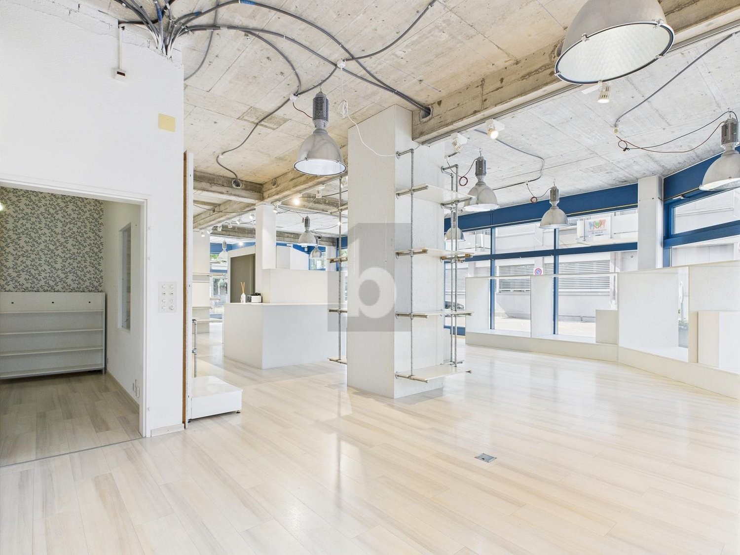 320m² shop