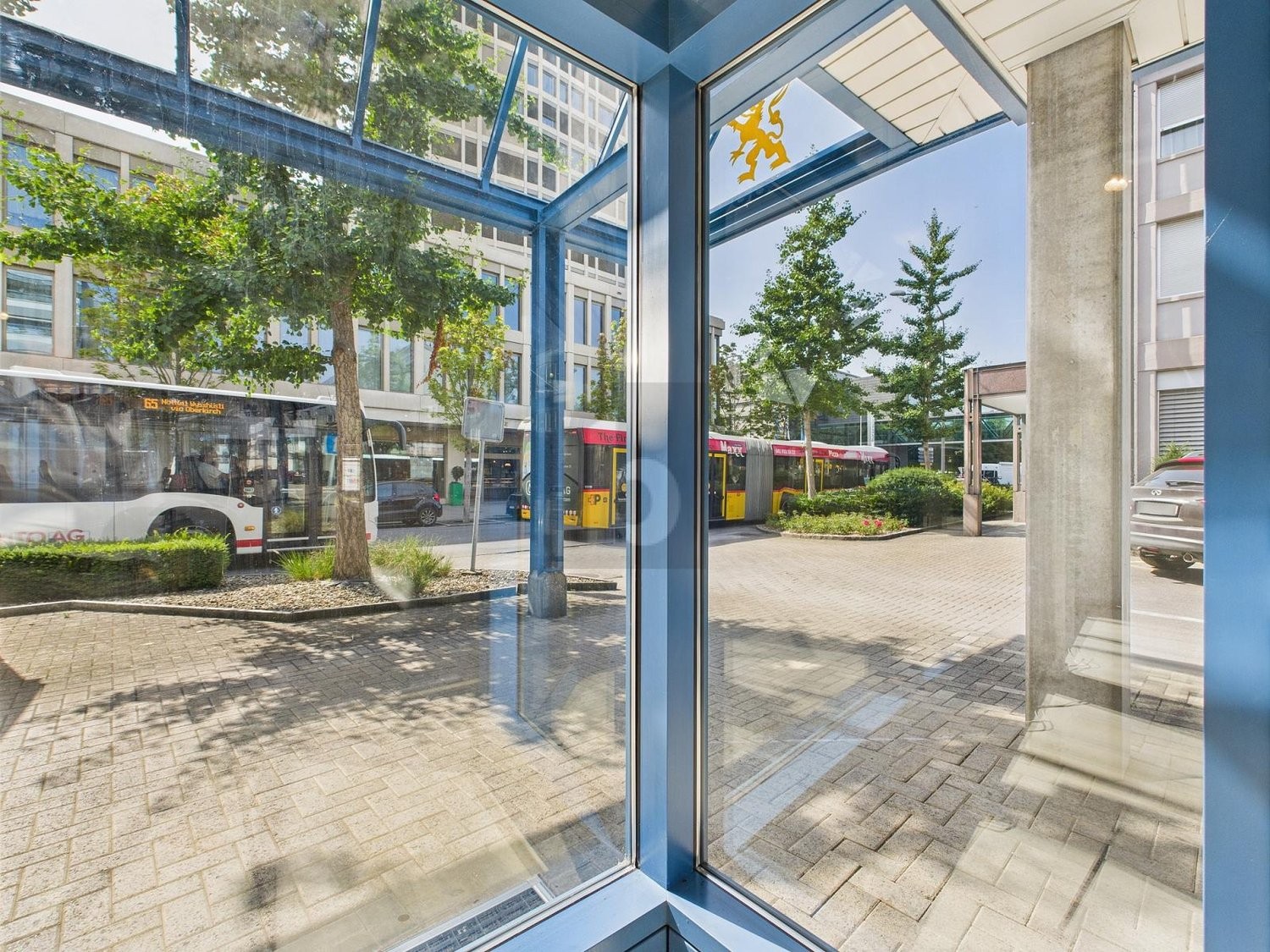 320m² shop