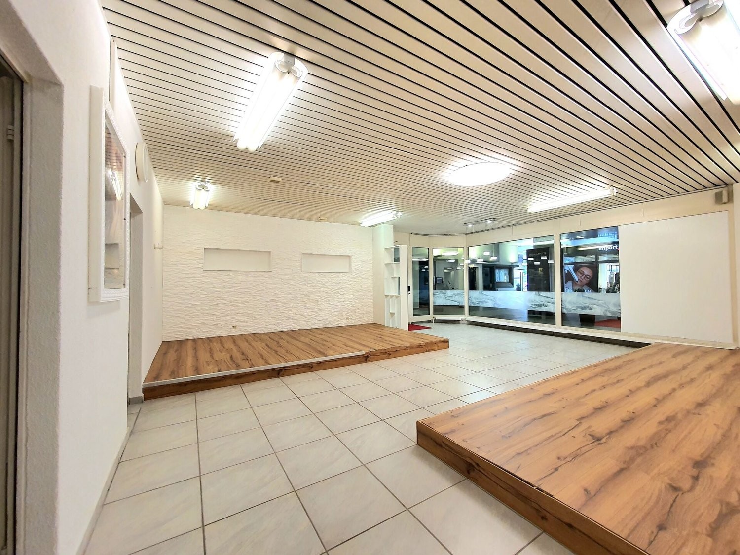 140m² shop