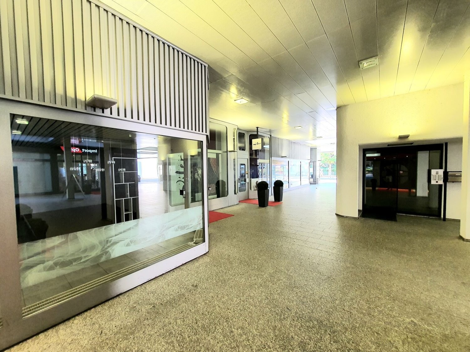 140m² shop