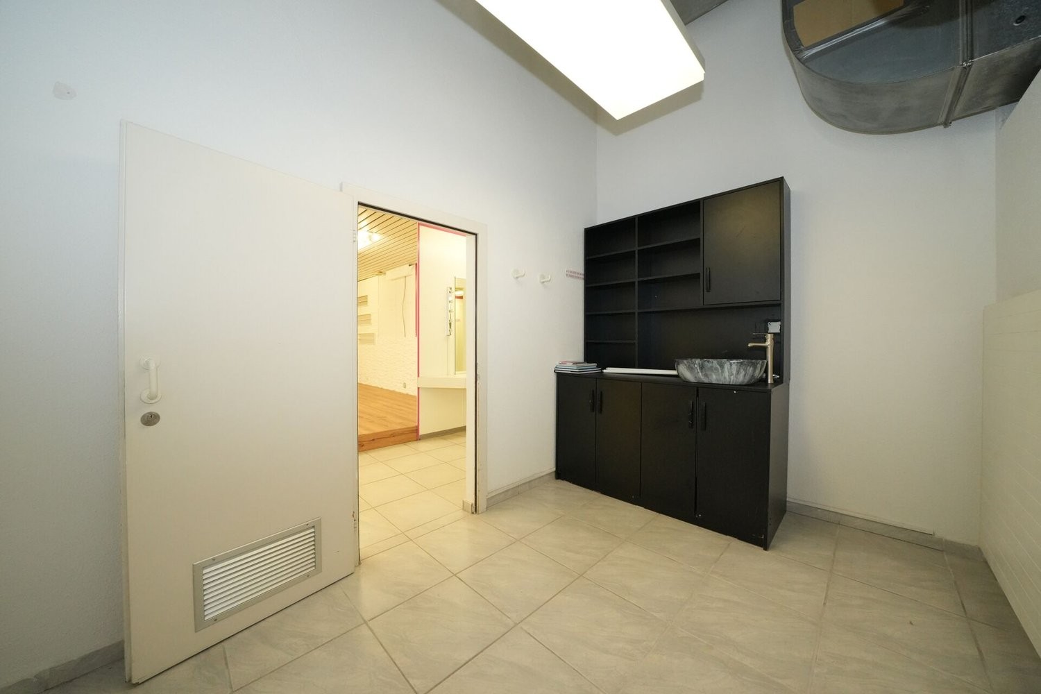 140m² shop