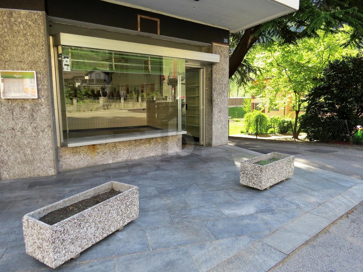 65m² shop
