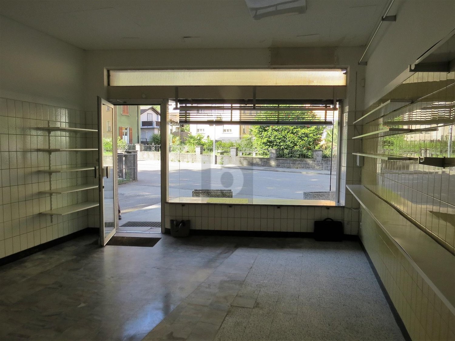 65m² shop