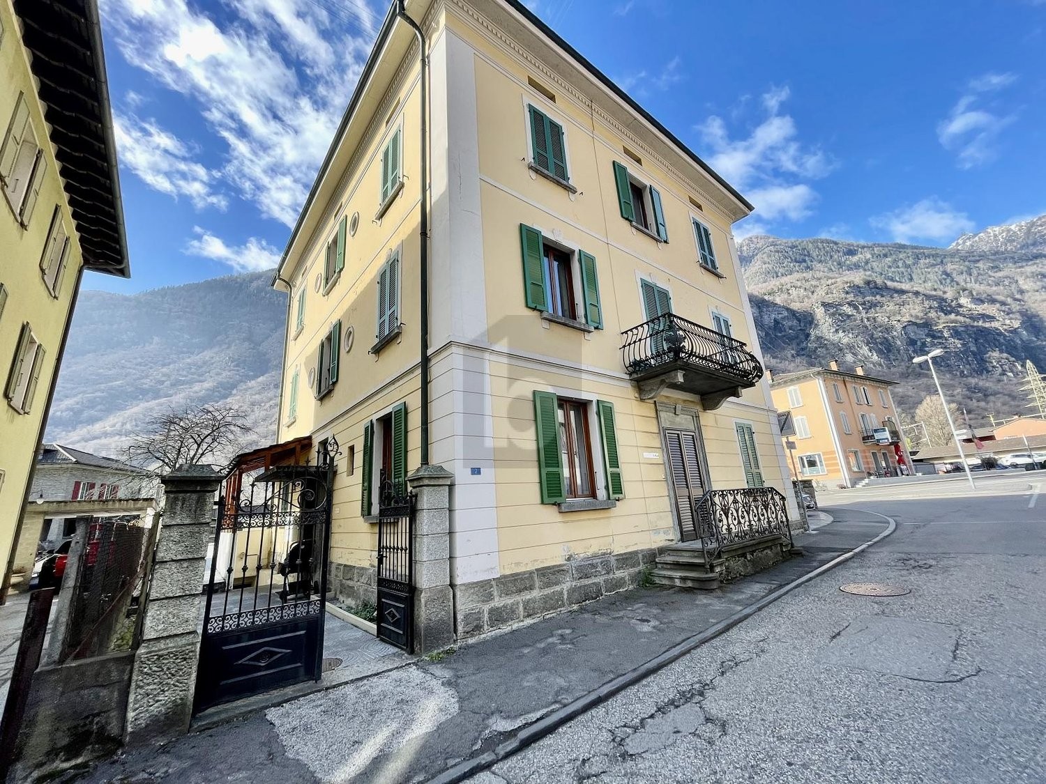 16 ½ rooms multi family house