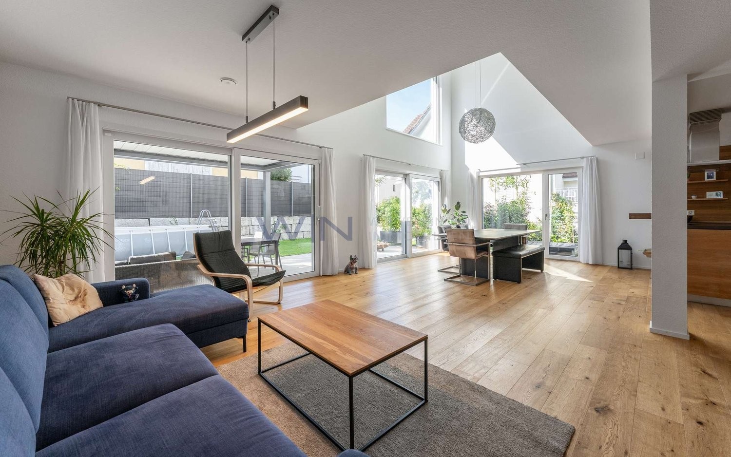 Maison individuelle de 5 ½ pièces
Ambiance loft avec une hauteur sous plafond et une amplitude impressionnantes
LES FAITS
- ensoleillé, calme, central, adapté aux familles, dans une impasse
- galerie, parquet en chêne, technique de haute qualité, hauts plafonds, cuisine design
- Smart-Home, sauna,