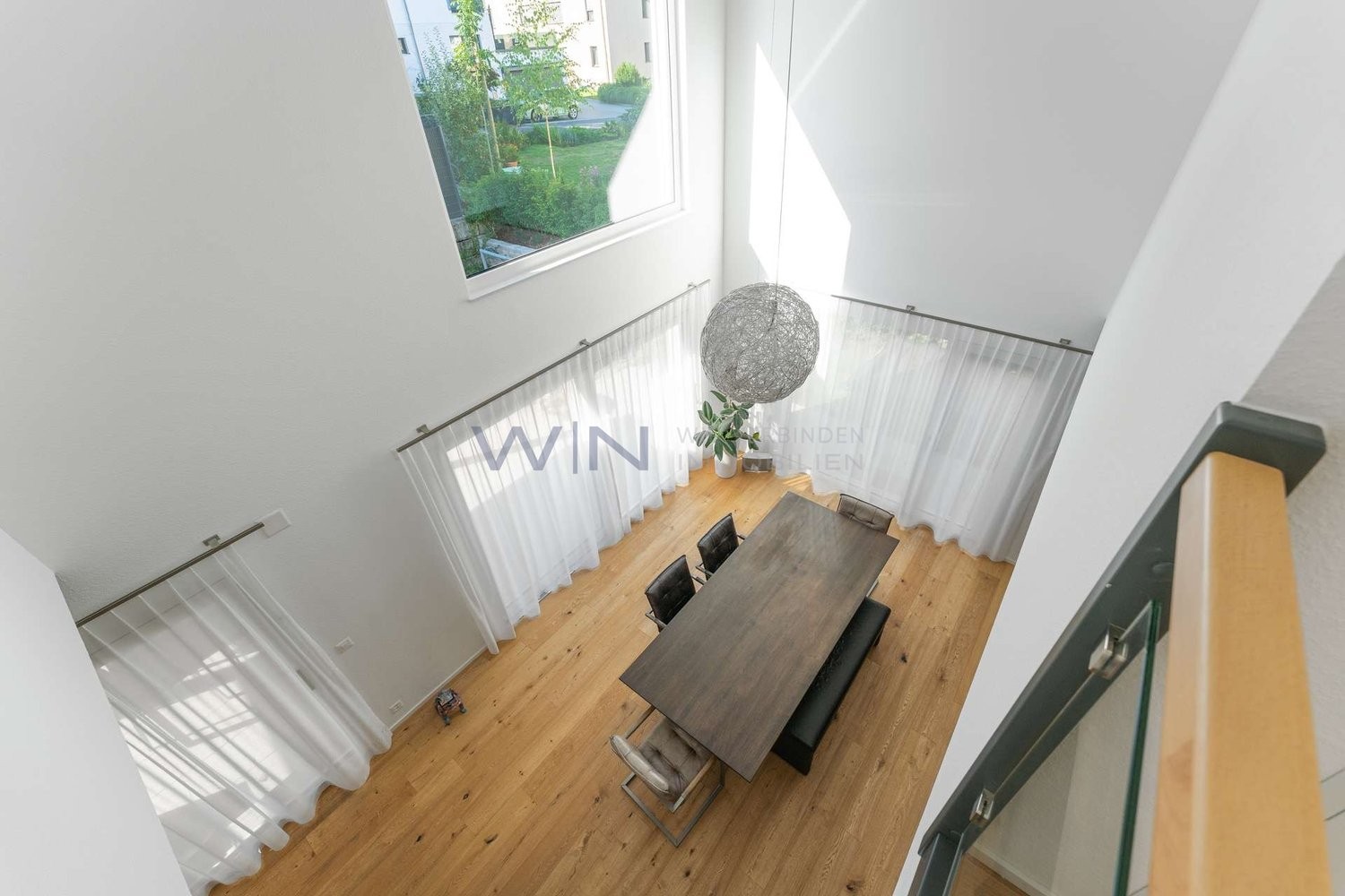 Maison individuelle de 5 ½ pièces
Ambiance loft avec une hauteur sous plafond et une amplitude impressionnantes
LES FAITS
- ensoleillé, calme, central, adapté aux familles, dans une impasse
- galerie, parquet en chêne, technique de haute qualité, hauts plafonds, cuisine design
- Smart-Home, sauna,
