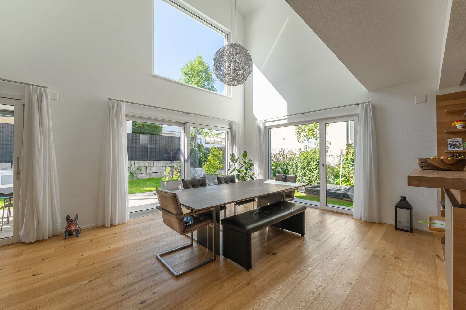 Maison individuelle de 5 ½ pièces
Ambiance loft avec une hauteur sous plafond et une amplitude impressionnantes
LES FAITS
- ensoleillé, calme, central, adapté aux familles, dans une impasse
- galerie, parquet en chêne, technique de haute qualité, hauts plafonds, cuisine design
- Smart-Home, sauna,
