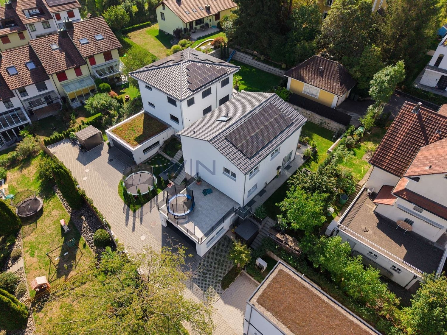 Maison individuelle de 5 ½ pièces
Ambiance loft avec une hauteur sous plafond et une amplitude impressionnantes
LES FAITS
- ensoleillé, calme, central, adapté aux familles, dans une impasse
- galerie, parquet en chêne, technique de haute qualité, hauts plafonds, cuisine design
- Smart-Home, sauna,