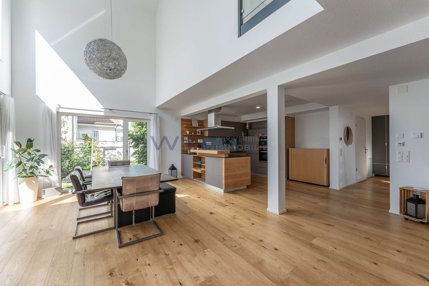 Maison individuelle de 5 ½ pièces
Ambiance loft avec une hauteur sous plafond et une amplitude impressionnantes
LES FAITS
- ensoleillé, calme, central, adapté aux familles, dans une impasse
- galerie, parquet en chêne, technique de haute qualité, hauts plafonds, cuisine design
- Smart-Home, sauna,