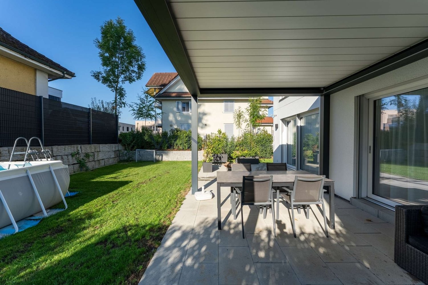 Maison individuelle de 5 ½ pièces
Ambiance loft avec une hauteur sous plafond et une amplitude impressionnantes
LES FAITS
- ensoleillé, calme, central, adapté aux familles, dans une impasse
- galerie, parquet en chêne, technique de haute qualité, hauts plafonds, cuisine design
- Smart-Home, sauna,