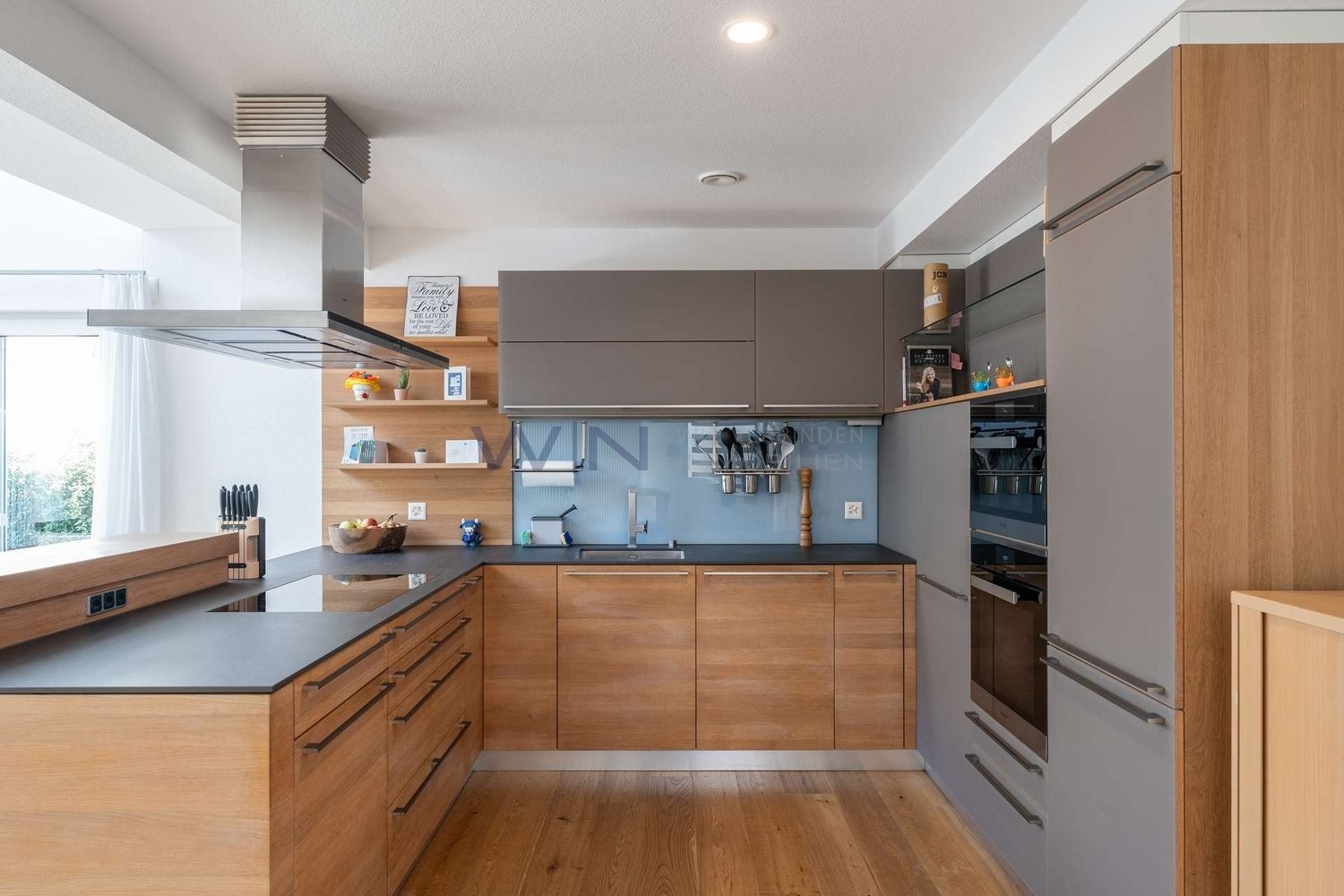 Maison individuelle de 5 ½ pièces
Ambiance loft avec une hauteur sous plafond et une amplitude impressionnantes
LES FAITS
- ensoleillé, calme, central, adapté aux familles, dans une impasse
- galerie, parquet en chêne, technique de haute qualité, hauts plafonds, cuisine design
- Smart-Home, sauna,