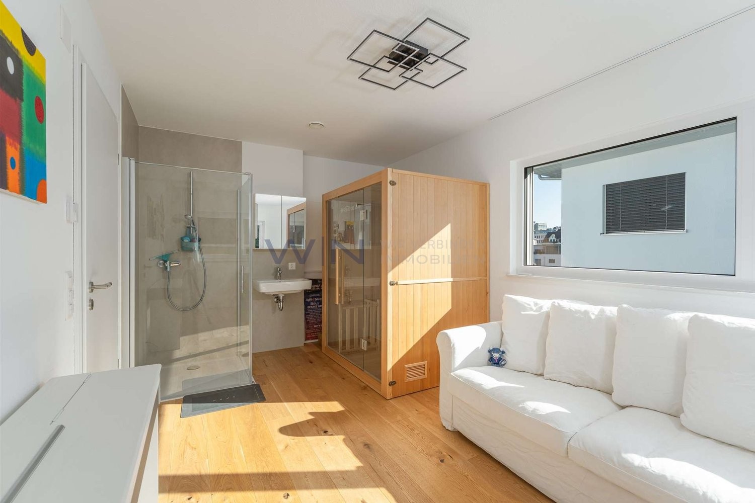 Maison individuelle de 5 ½ pièces
Ambiance loft avec une hauteur sous plafond et une amplitude impressionnantes
LES FAITS
- ensoleillé, calme, central, adapté aux familles, dans une impasse
- galerie, parquet en chêne, technique de haute qualité, hauts plafonds, cuisine design
- Smart-Home, sauna,