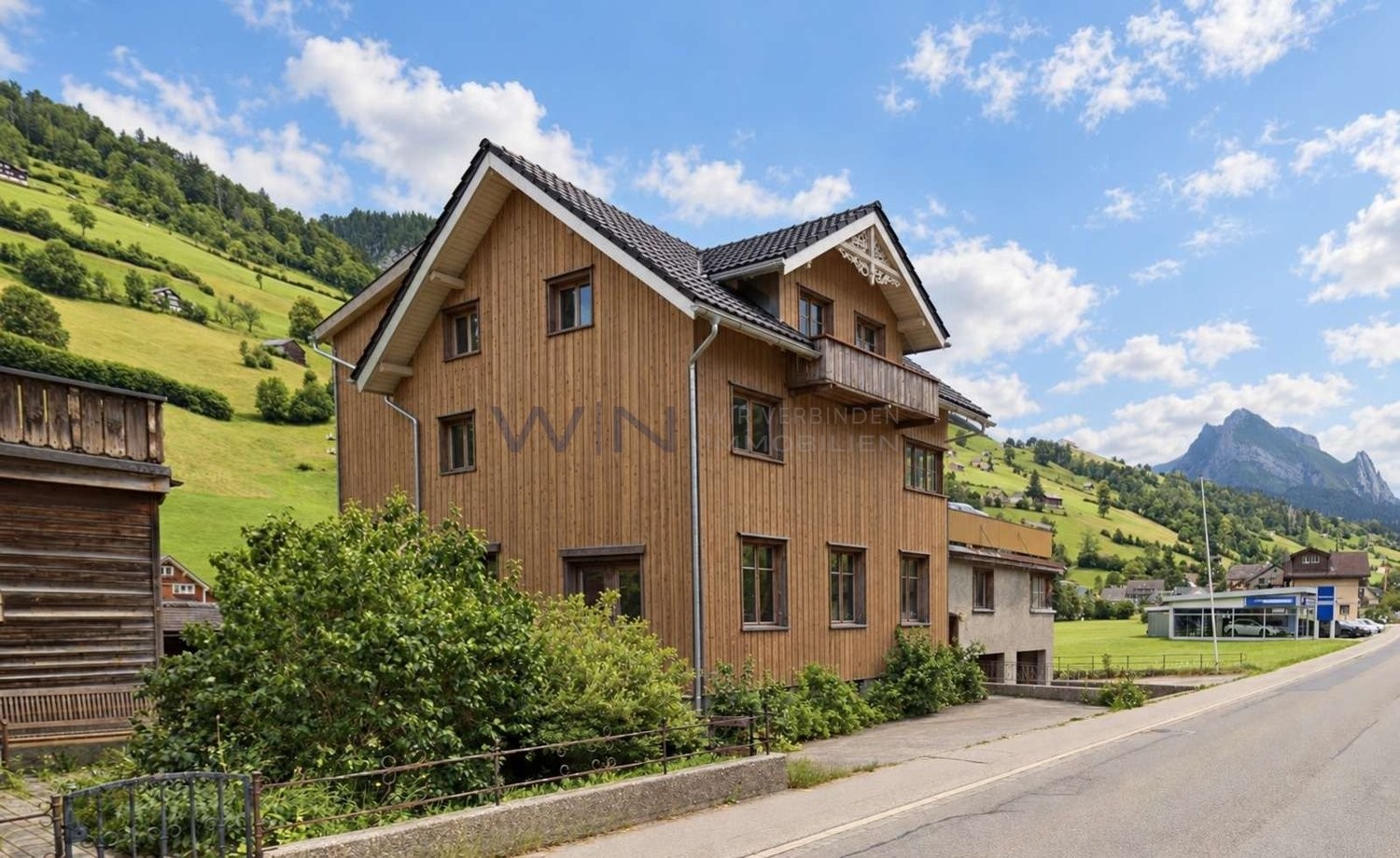 casa multifamiliare con 8 locali, foto 1 di 9