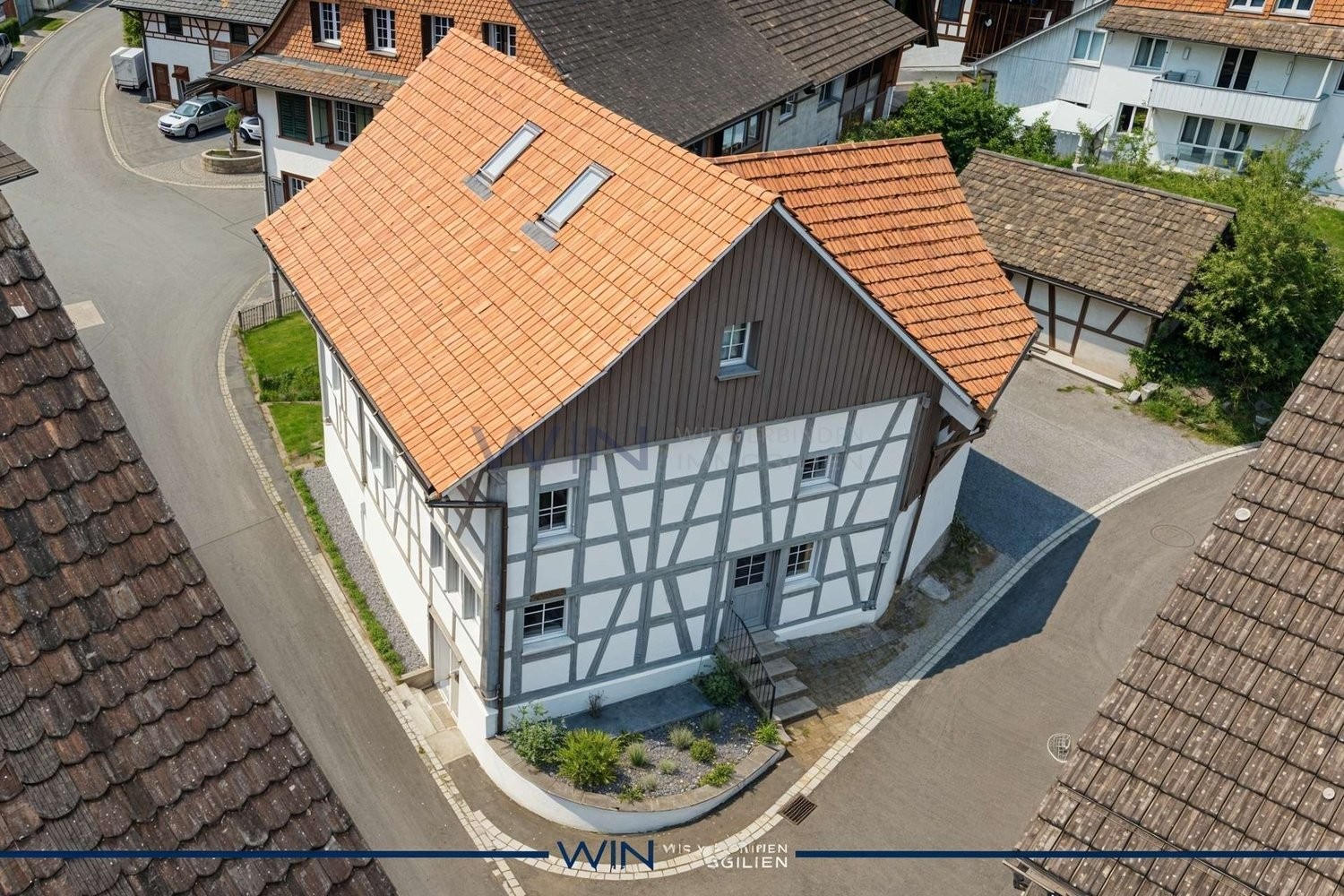 Casa duplex di 1 ½ locali
Prima occupazione da sogno con lusso e massimo comfort abitativo.
DATI DELL'IMMOBILE
- Posizione centrale, soleggiata e tranquilla a Hüntwangen – 20 min. dall'aeroporto di ZH.
- Esclusivi pavimenti in parquet, pietra e piastrelle con sostenibile qualità costruttiva svizze, foto 5 di 10
