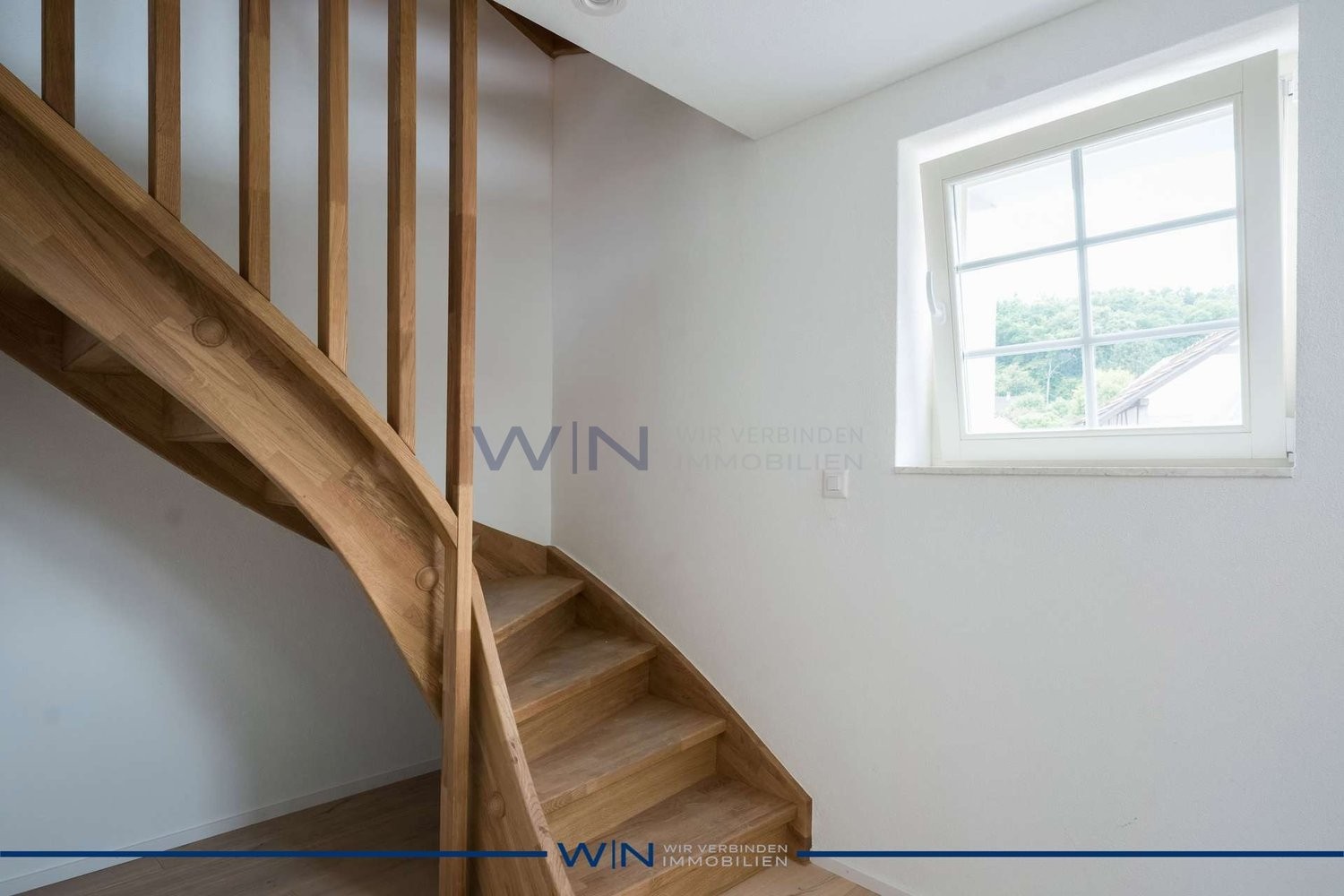 Casa duplex di 1 ½ locali
Prima occupazione da sogno con lusso e massimo comfort abitativo.
DATI DELL'IMMOBILE
- Posizione centrale, soleggiata e tranquilla a Hüntwangen – 20 min. dall'aeroporto di ZH.
- Esclusivi pavimenti in parquet, pietra e piastrelle con sostenibile qualità costruttiva svizze, foto 8 di 10