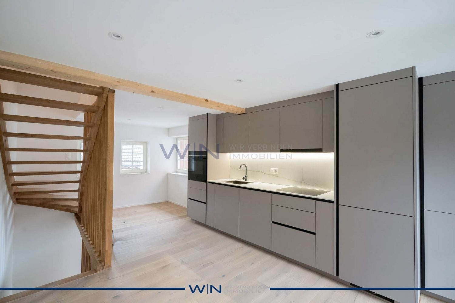 Casa duplex di 1 ½ locali
Prima occupazione da sogno con lusso e massimo comfort abitativo.
DATI DELL'IMMOBILE
- Posizione centrale, soleggiata e tranquilla a Hüntwangen – 20 min. dall'aeroporto di ZH.
- Esclusivi pavimenti in parquet, pietra e piastrelle con sostenibile qualità costruttiva svizze, foto 10 di 10