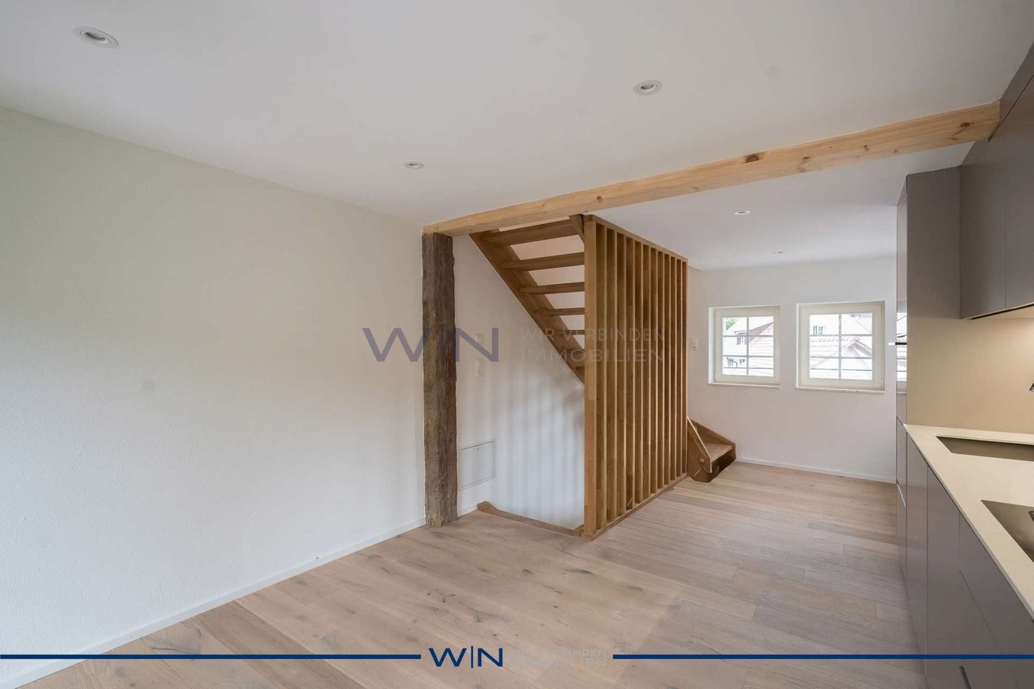 Casa duplex di 1 ½ locali
Prima occupazione da sogno con lusso e massimo comfort abitativo.
DATI DELL'IMMOBILE
- Posizione centrale, soleggiata e tranquilla a Hüntwangen – 20 min. dall'aeroporto di ZH.
- Esclusivi pavimenti in parquet, pietra e piastrelle con sostenibile qualità costruttiva svizze, foto 4 di 10