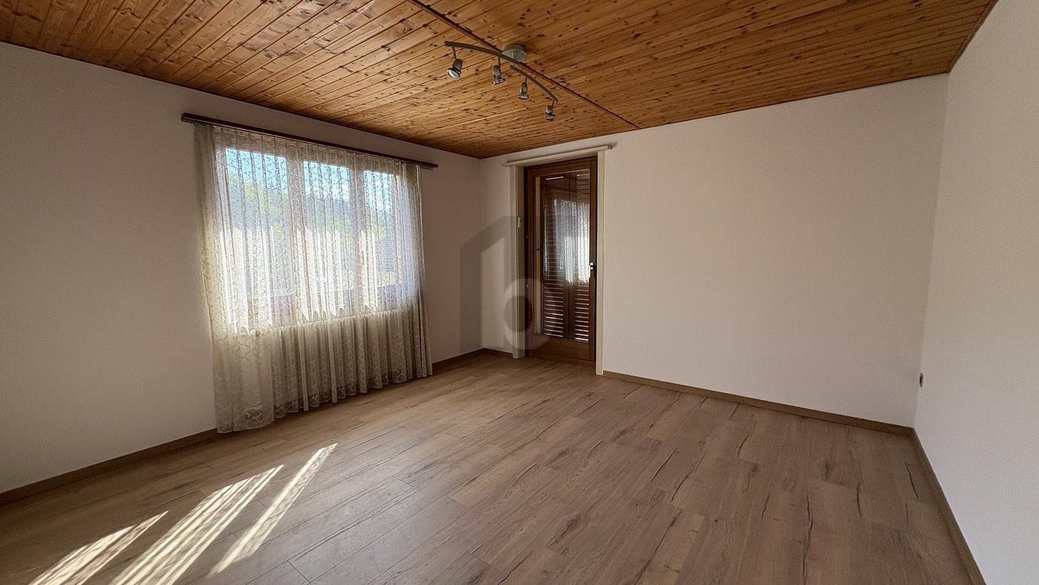 8 ½ Zimmer Einfamilienhaus, Foto 3 von 4