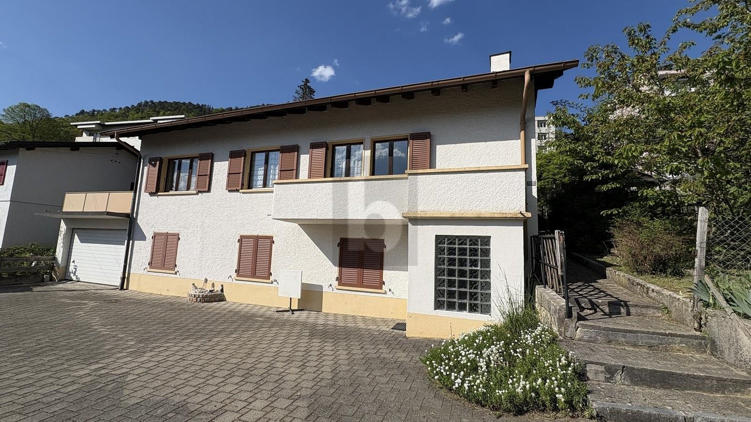 8 ½ Zimmer Einfamilienhaus, Foto 2 von 4