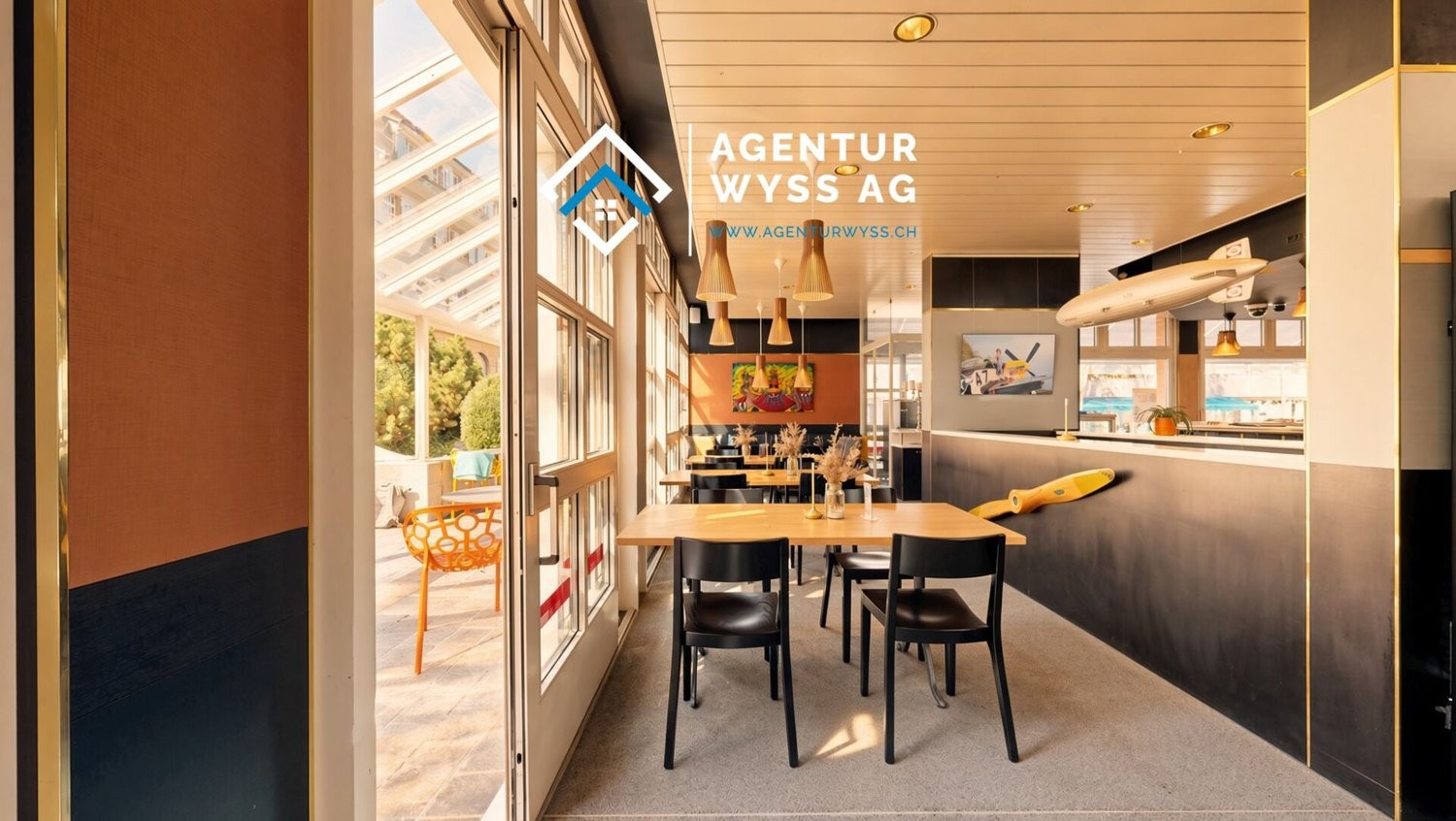 369m² coffeehouse