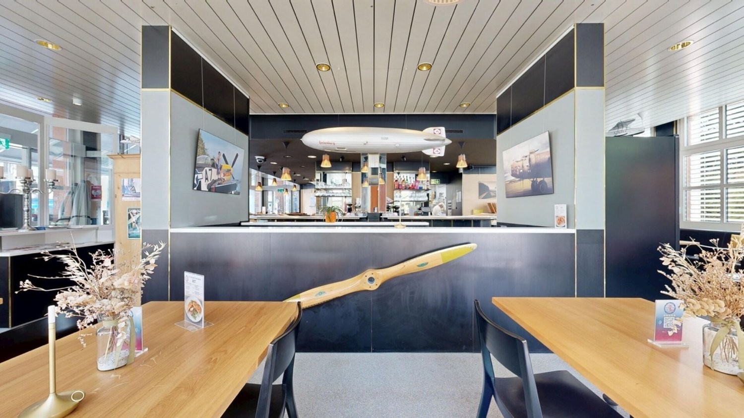 369m² coffeehouse