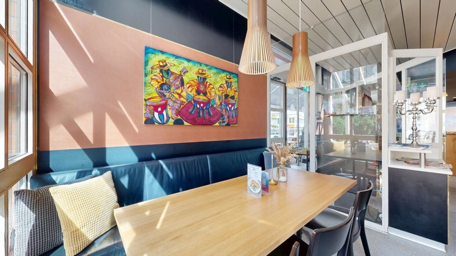 369m² coffeehouse