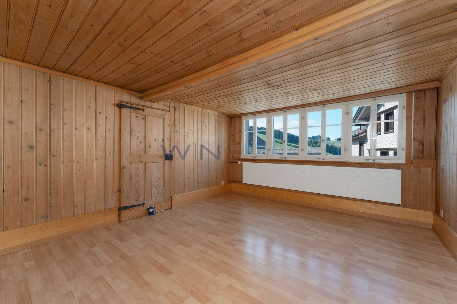 Ancienne ferme avec caractère et réserve d'aménagement

FAITS-WE
- Ebersol dans le Toggenburg, rural, prairies et forêt, centres régionaux accessibles
- 5.5 pièces, 117 m², bois apparent, deux salles d'eau, bureau ou pièce de loisirs
- Nouvelle pompe à chaleur, garage individuel, place de parc intér