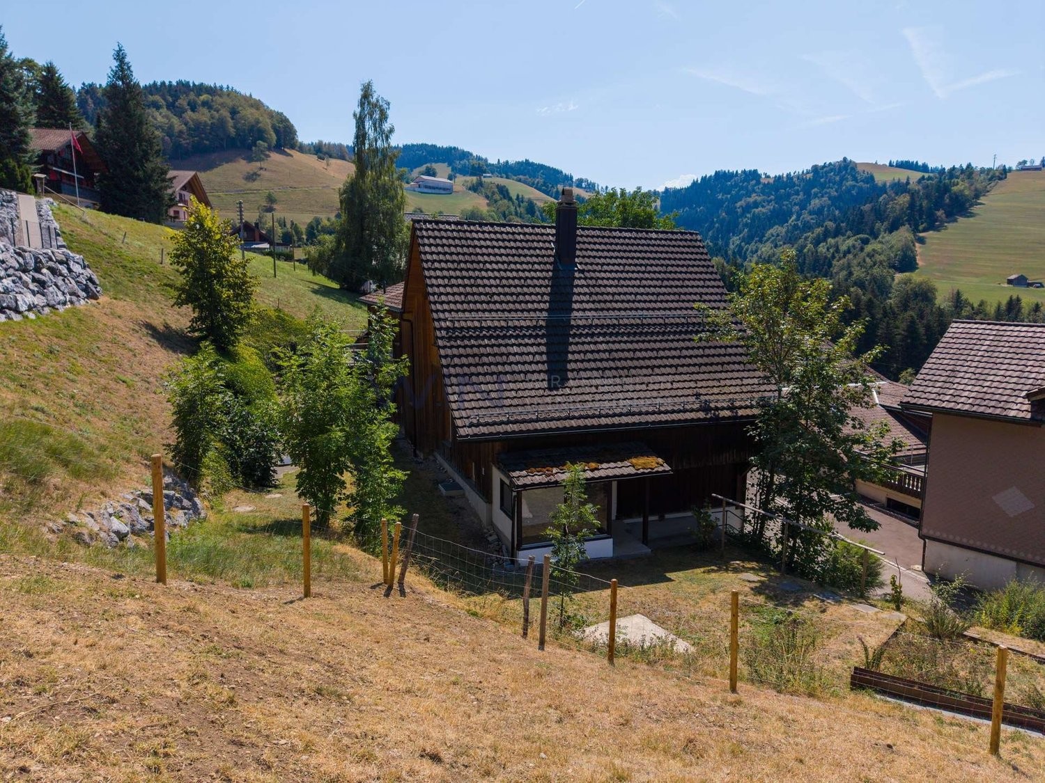 Ancienne ferme avec caractère et réserve d'aménagement

FAITS-WE
- Ebersol dans le Toggenburg, rural, prairies et forêt, centres régionaux accessibles
- 5.5 pièces, 117 m², bois apparent, deux salles d'eau, bureau ou pièce de loisirs
- Nouvelle pompe à chaleur, garage individuel, place de parc intér