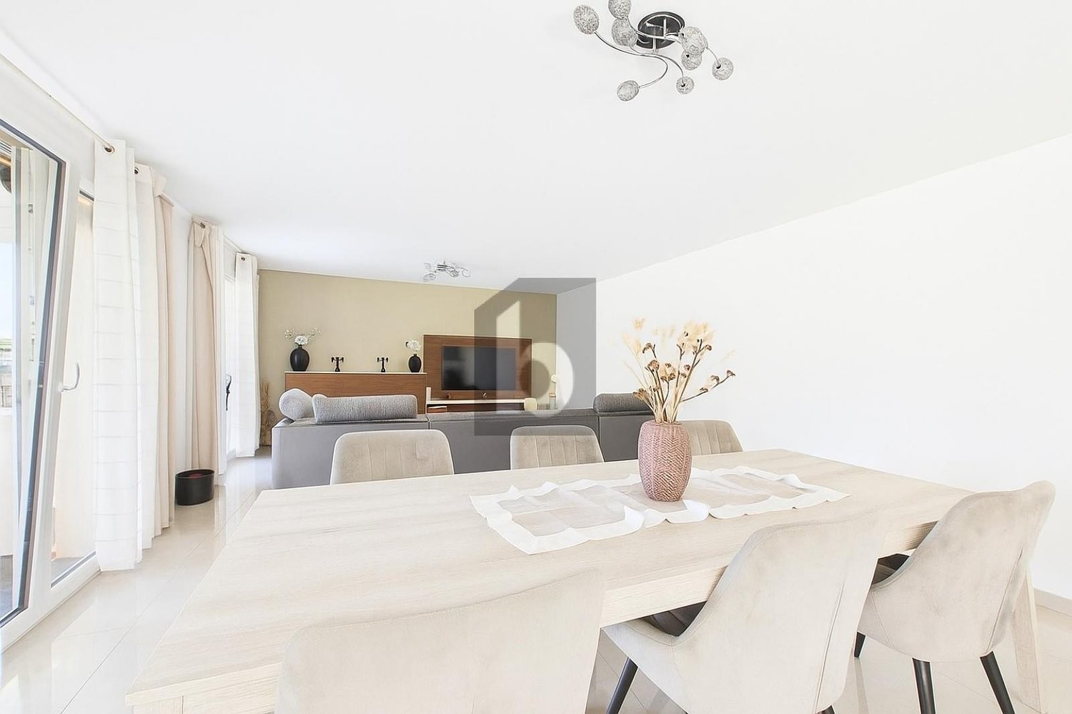 8-Zimmer-Einfamilienhaus, Foto 2 von 4