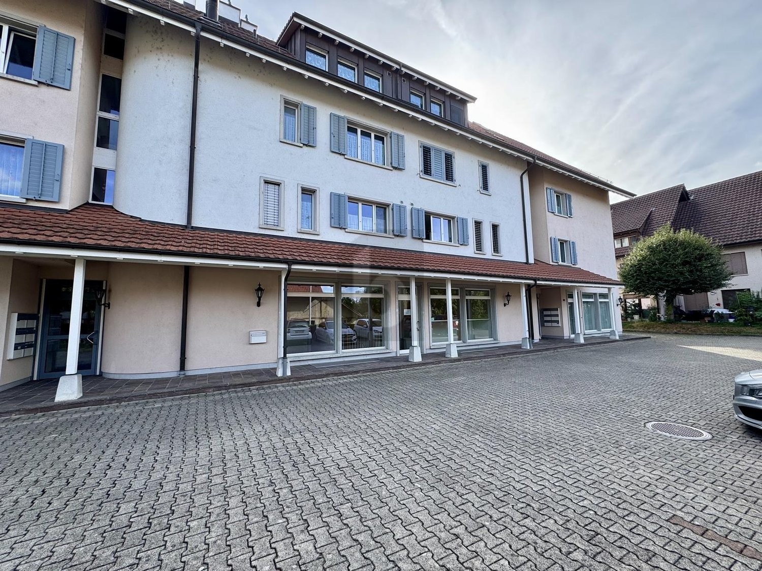 120m² shop