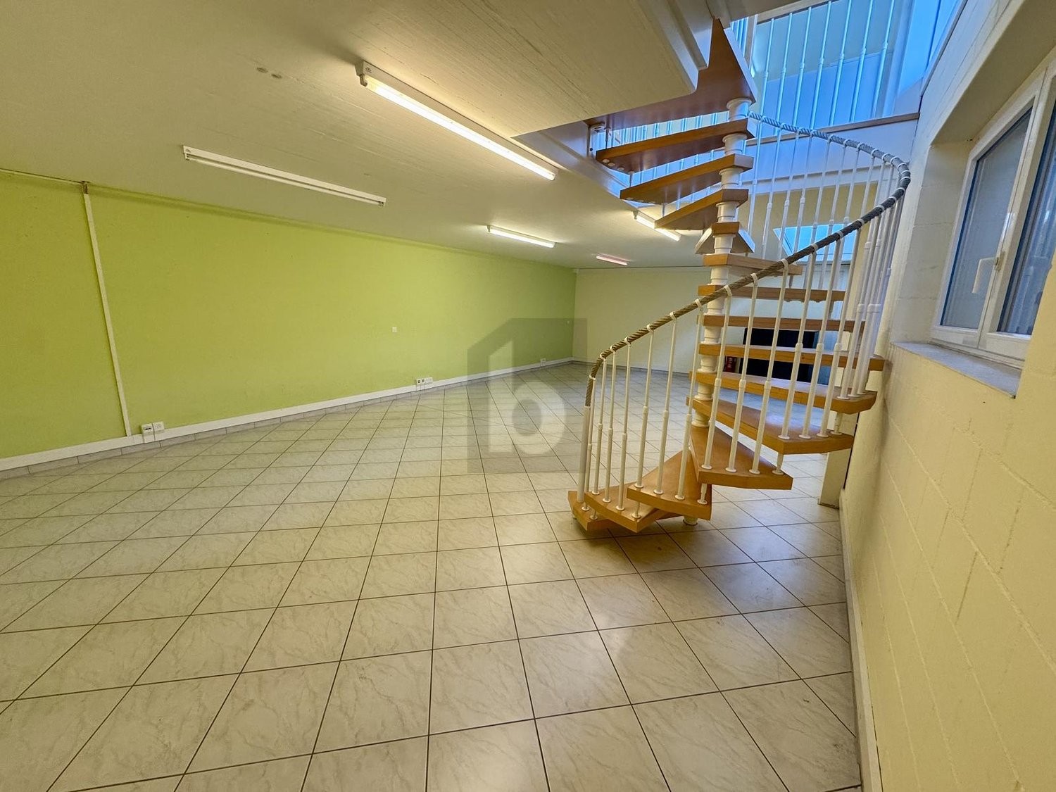 120m² shop