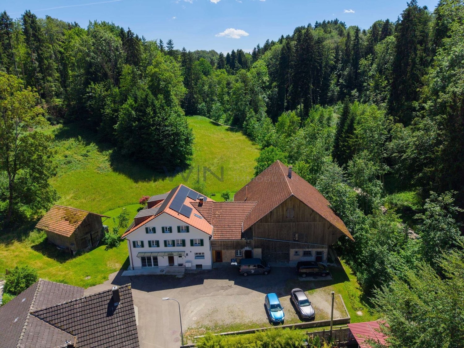 Propriété historique : Nature, calme & visions.

FAITS-WE
- Terrain de plus de 2?400 m2, forêt propre, au bord d'un ruisseau au murmure doux.
- Ferme rénovée à cœur avec 3 unités sans smog électromagnétique.
- Autonome grâce au bois de chauffage de sa propre forêt, poêle en faïence & installation PV, photo 2 sur 10