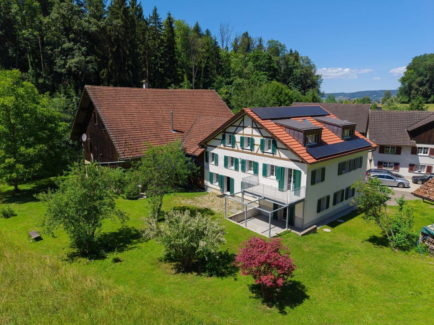 Propriété historique : Nature, calme & visions.

FAITS-WE
- Terrain de plus de 2?400 m2, forêt propre, au bord d'un ruisseau au murmure doux.
- Ferme rénovée à cœur avec 3 unités sans smog électromagnétique.
- Autonome grâce au bois de chauffage de sa propre forêt, poêle en faïence & installation PV, photo 1 sur 10